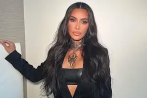 La polémica actitud de Kim Kardashian en un evento deportivo con una cartera de US$40 mil