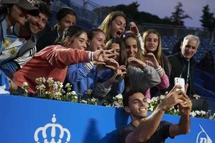 Francisco Cerúndolo y la alegría compartida con los fans después de un triunfo inolvidable en Barcelona