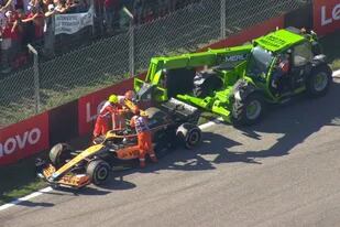 Una grúa intenta retirar el auto de Ricciardo de la pista, mientas los otros bólidos le pasaban cerca. Así fue el accidentado final de la carrera en Monza