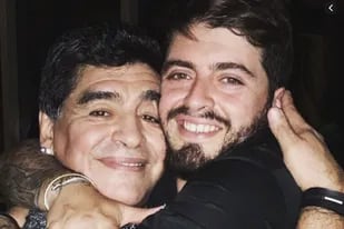 Diego Maradona Jr. mantuvo una excelente relación con su papá en los últimos años. Luego de su muerte, inmortalizó el rostro del campeón del fútbol mundial en una de sus piernas