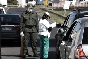 La enfermera trabaja en el control policial de Guayquiraro, en el límite de Corrientes con la provincia de Entre Ríos (foto ilustrativa)