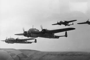 Pudor fue parte de la tripulación de un bombardero mediano Dornier Do 17