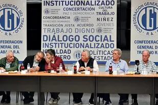 Sin Moyano, la cúpula de la CGT se reunió hoy en la sede de la Uocra; en la imagen, Lingeri, Daer, Martínez, Barrionuevo, Acuña y Rodríguez
