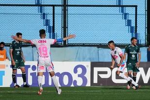 Alejo Antilef acaba de convertir el gol de Arsenal; Bruno Farioli se suma al festejo; los del Viaducto vencieron por 1-0 a Sarmiento en Sarandí.