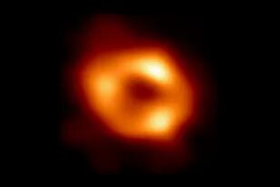 La primera imagen de Sagitario A*, el agujero negro en el centro de la Vía Láctea. La imagen fue capturada por el Event Horizon Telescope, una combinación de ocho radioobservatorios en cuatro continentes, que juntos forman una especie de supertelescopio
