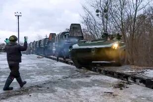 En esta imagen, tomada de un video distribuido por la oficina de prensa del Ministerio de Defensa de Rusia, vehículos blindados rusos circulan por un andén ferroviario a su llegada a Bielorrusia, el 19 de enero de 2022. (Oficina de Prensa del Ministerio de Defensa de Rusia vía AP)