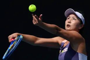 ARCHIVO - La tenista china Peng Shuai sirve ante la japonesa Nao Hibino en su partido de primera ronda en el Abierto de Australia en Melbourne, Australia, el 21 de enero de 2020. (AP Foto/Andy Brownbill, Archivo)