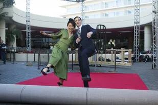 Preparando la alfombra roja: Sandra Oh y Andy Samberg, figuras televisivas norteamericanas, por primera vez serán los animadores de la ceremonia