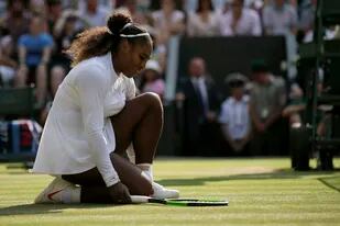 ARCHIVO - Serena Williams se arrodilla tras perder un punto ante la alemana Angelique Kerber en la final de Wimbledon, el sábado 14 de julio de 2018 (AP Foto/Tim Ireland, archivo)