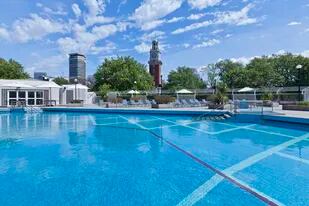 La gran piscina del Sheraton Buenos Aires, una de las propuestas para los que eligen quedarse en la ciudad