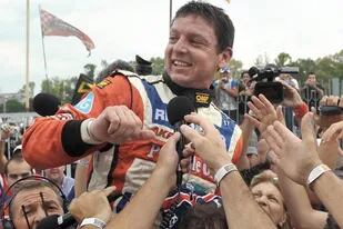 Guillermo Ortelli es llevado en andas en el autódromo Oscar y Juan Galvez de Buenos Aires. el 11 de diciembre de 2011, tras lograr la sexta de sus siete coronas en el Turismo Carretera