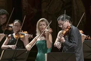 La violinista alemana, rodeada de la orquesta que dirige