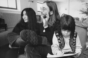 En 1970, Yoko y John visitaron Dinamarca y le concedieron una particular entrevista a un grupo de estudiantes que llegó tarde a la conferencia de prensa