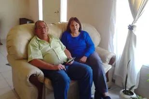 Los hermanos jubilados mendocinos Soledad Marin, de 67 años, y Miguel Ángel Marín, de 71, se encuentran varados en Puerto Madryn. Tras dejar el hotel, se alojan en la casa de un conocido. El hombre duerme en ese sillón todas las noches.