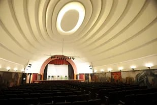 Diseño interior del Teatro Empire, inspirado en las decoraciones características de otros espacios destinados al espectáculo, en particular referenciales a los cines y teatros del Hollywood de Oro