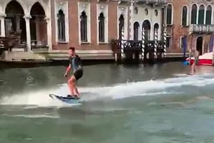 Uno de los surfistas de Venecia, lo que provocó el enojo de autoridades