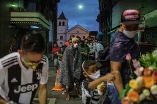 Una fila de indigentes aguarda su turno para recibir sándwiches y sopa de caridad en la ciudad de San Pablo