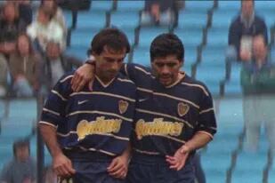 Diego Latorre y Diego Maradona, en su última etapa como futbolista del ex campeón del Mundo con la selección; ambos compartieron plantel en Boca, en 1997