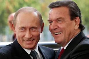 En esta imagen de archivo, el excanciller de Alemania Gerhard Schroeder (derecha) recibe al presidente de Rusia, Vladimir Putin, en Berlín, Alemania, el 8 de septiembre de 2005. (AP Foto/Herbert Knosowski, archivo)