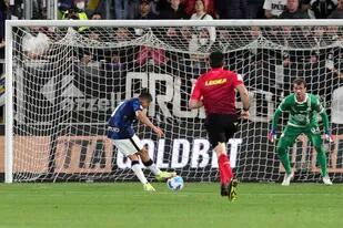 El delantero chileno Alexis Sánchez, centro, anota el tercer gol del Inter en duelo por la Serie A frente al Spezia, en el Estadio Alberto Picco, el viernes 15 de abril de 2022, en Spezia, Italia. (Tano Pecoraro/LaPresse vía AP)