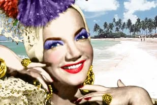 La actriz luso-brasileña Carmen Miranda; de fondo, una playa de brasil / Fotoilustración Andrés Pérez Britez