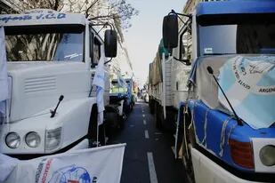 Varios camiones cortan Diagonal Noerte en pleno centro porteño