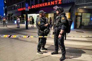 Policías vigilan el frente de un bar en el centro de Oslo tras una balacera que dejó en el exterior dos muertos y 21 heridos. (Javad Parsa/NTB vía AP)