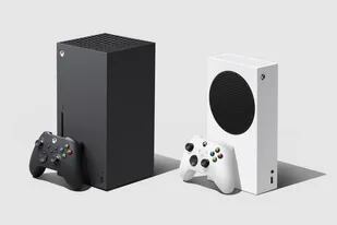 La consola Xbox One Series X en negro junto a la versión de menor costo en blanco, la Xbox One Series S, las dos propuestas que Microsoft pone en venta en preventa en octubre en la Argentina