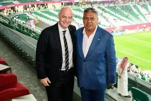 Gianni Infantino y Claudio "Chiqui" Tapia, máximos dirigentes de la FIFA y de la AFA, respectivamente; el Mundial Sub 20 podría jugarse en la Argentina