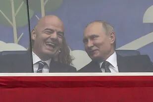 Hombres fuertes. El suizo Gianni Infantino, sucesor de Blatter en la conducción de la FIFA, junto al presidente ruso Vladimir Putin, mientras miran un partido en San Petersburgo, en junio de 2017