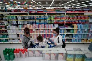 Mujeres compran en un supermercado en Buenos Aires, Argentina, el lunes 18 de octubre de 2021. (AP Foto/Victor R. Caivano)