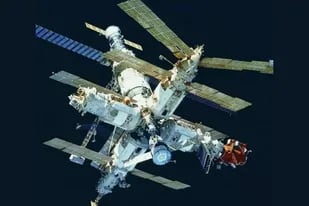 Con su primer módulo lanzado en 1986, la Mir (paz en ruso) fue la primera estación espacial de investigación en estar habitada de forma permanente