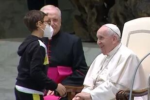 El Papa junto a un niño durante la audiencia general