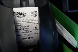 Un típico ticket de Mega Millions, el sorteo que suele otorgar millonarios precios gracias a sus pozos acumulados