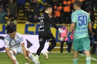 Gaspar Servio, arquero de Rosario Central, festeja el gol anotado a Diego Rodríguez, arquero de Godoy Cruz