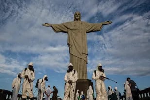 Personal militar desinfecta el monumento al Cristo Redentor en Río de Janeiro el 13 de agosto de 2020