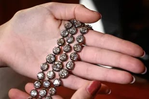 Los brazaletes están compuesto por tres hilos de diamantes y un gran broche, con un total de 112 piedras preciosas