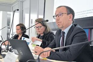 Paula Garda, Piritta Sorsa y Jens Arnold, de la OCDE, al presentar ayer el informe