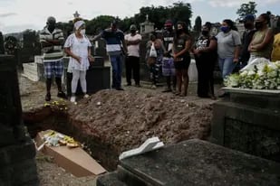 Inhumación de una víctima del Covid en un cementerio de Río de Janeiro