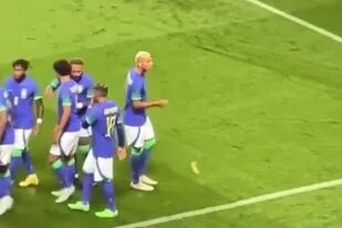 El gesto de Richarlison y la banana que le arrojaron desde una platea del Parque de los Príncipes, durante el amistoso Brasil 5 vs. Túnez 1.
