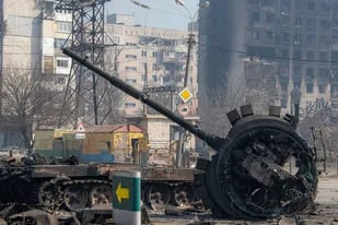 Un tanque ruso destruido en la ciudad ucraniana de Mariiupol