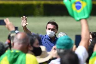 El presidente Jair Bolsonaro saludando a sus seguidores en el día de su cumpleaños, el 21 de marzo de 2021.