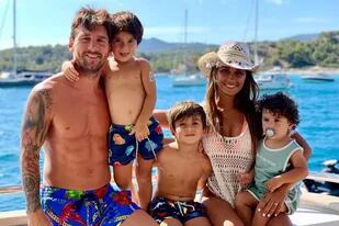 Lionel Messi y Antonela Roccuzzo junto a sus hijos.