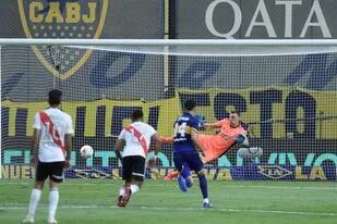 Sebastián Villa convierte un gol de penal durante el superclásico entre Boca Juniors y River Plate.