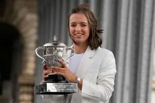La polaca Iga Swiatek posa con su trofeo de campeona en París, el domingo 5 de junio de 2022, después de que ganara el día anterior la final femenina del Abierto de Francia en el estadio Roland Garros.(AP Foto/Christophe Ena)