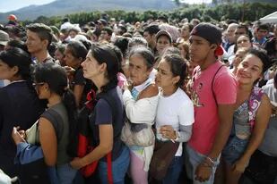 Venezolanos hacen fila en el puente Simón Bolívar para salir hacia Colombia