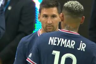Lionel Messi en su primer partido con el Paris Saint Germain: el momento exacto en el que la Pulga reemplaza a Neymar; fue un día histórico para el fútbol mundial