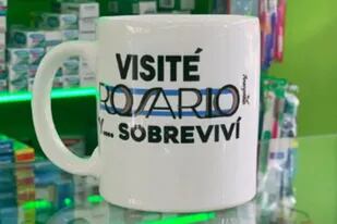 La taza que se vende en la terminal del Ómnibus de Rosario tiene la inscripción "Visité Rosario y... sobreviví"