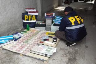 Durante el allanamiento, la policía secuestró 2.176.360 de pesos de distintos valores todos ellos apócrifos, 500 dólares estadounidenses apócrifos, dos pistolas y municiones varias, entre otros elementos