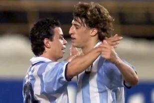 Año 2000, en Maracaibo, Gallardo y Crespo festejan un gol por las eliminatorias para la copa del mundo 2002